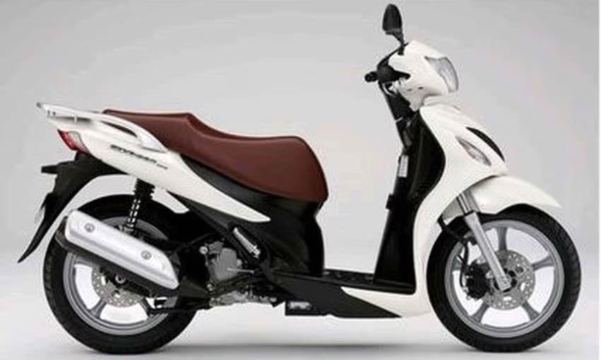 <div class='descrGalleryTitle'>Sixteen</div><div class='descrGalleryText'><p>Arrivò nel 2008 puntando senza mezzi termini a togliere quote di mercato al re di categoria, l’Honda SH. Il Suzuki Sixteen, chiamato così in riferimento alle <b>ruote da 16”</b>, dell’SH era diretto concorrente; era disponibile come 125 e 150 cc e ne replicava le caratteristiche tecniche principali mirando a fare ancora meglio: <b>per gli ingegneri di Hamamatsu, era un punto d'onore. </b>E in effetti il risultato era soddisfacente: il peso di 135 kg era in linea con quello del rivale, l’alimentazione era affidata a un moderno <b style="font-size: 0.8125rem; background-color: transparent;">sistema di iniezione</b><span style="font-size: 0.8125rem; background-color: transparent;">, le prestazioni erano brillanti sia nell’uso cittadino che in quello extraurbano e l</span><b style="font-size: 0.8125rem; background-color: transparent;">’impianto frenante era addirittura superiore,</b> con freno a disco anche posteriore quando l’SH montava un semplice tamburo. Sportiveggiante l’assetto, forse troppo, con una forcella ben sostenuta in frenata ma che per contro risultava poco sensibile su dossi e asperità più pronunciate. <b>Le finiture erano ottime così come l’abitabilità </b>a bordo. Ma per sfidare la corazzata SH, divenuta ormai un fenomeno di costume, non bastava l'eccellenza tecnica: dopo un lustro poco fortunato, <b>il Sixteen uscì di produzione quando Suzuki chiuse lo stabilimento spagnolo </b>dove veniva costruito. Come è chiaro, non si può imputare il fallimento a particolari difetti del mezzo in sé; piuttosto, va osservato come sia difficile, pur con un prodotto valido, <b style="font-size: 0.8125rem; background-color: transparent;">contrastare i (pre)giudizi del mercato</b>. Per la serie “Honda SH è una garanzia, perché cercare altro?”</p>
</div>